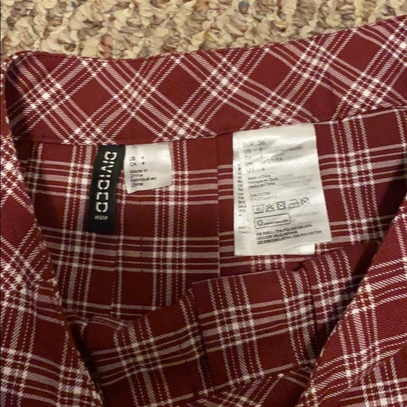 Devided H&M us 4 school girl skiry - Picture 2 of 3